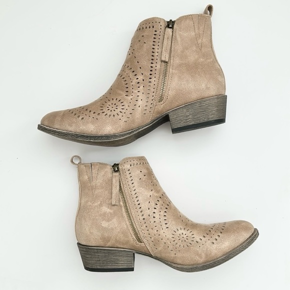 VERY G | Lisette Women’s Mid Ankle Booties | Nude | Size 10 - Picture 3 of 14